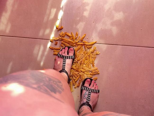 Download: Fetish_Girl - Pommes frites in flachen Sandalen zerdrücken