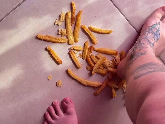 Download: Fetish_Girl - Pommes frites barfuß zerdrücken
