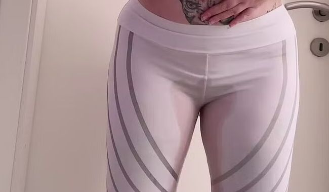 Download: Fetish_Girl - in weiße Leggings pinkeln