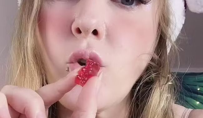 Download: Fetish_Girl - Frau Claus isst dich (Vore-Fetisch)