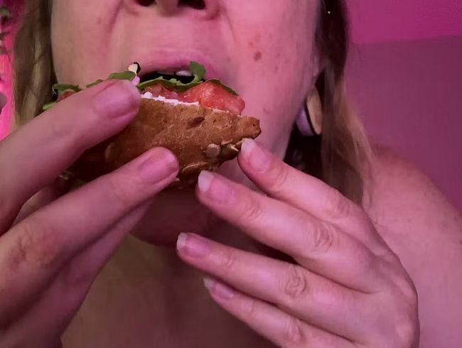 Download: Fetish_Girl - luxuriöse Mahlzeit für Riesin [4K]