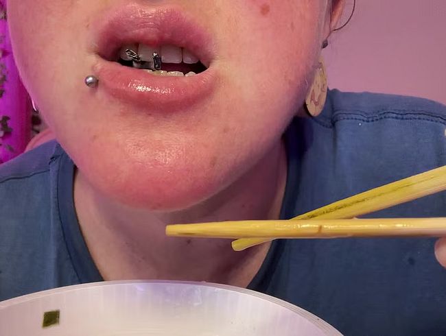 Download: Fetish_Girl - Ramen-Nudelsuppe mit Winzlingen für Riesinnen [4K]