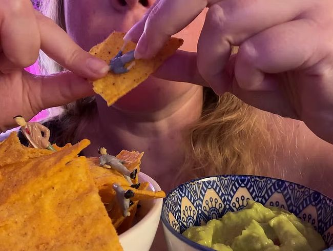 Download: Fetish_Girl - Klicken Sie hier für die Vorschau Nachos, Tinies und Guacamole für Riesinnen [4K]