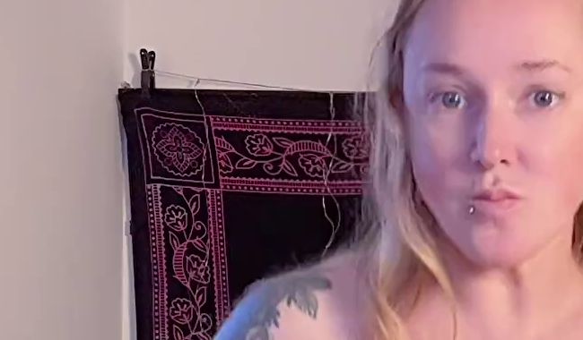 Download: Fetish_Girl - Riesiger 13-Zoll-Bad-Dragon-XL-Dildo für tiefen Pussy-Fick