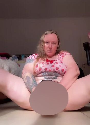 Download: Fetish_Girl - Ich dehnte mich mit diesem massiven rot-schwarzen Schwanz.