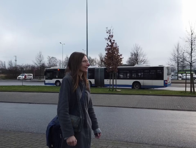 Download: FicklauneHH - Im Auto Strümpfe aus der Muschi gezogen