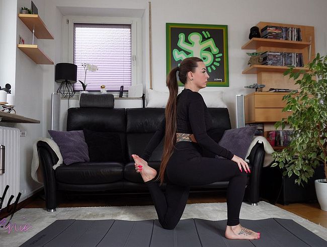 Download: FinDomLadyStefanie - Stretching Zusammenschnitt 1