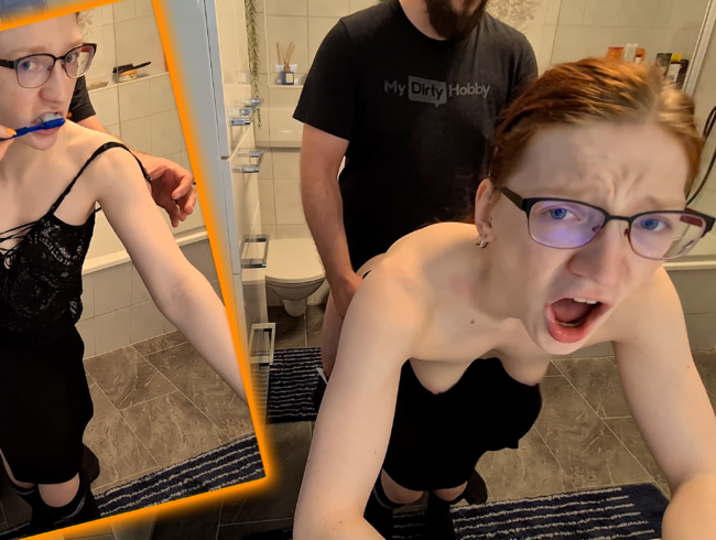 Download: FinaFoxy - Überraschung von hinten! Quicky beim Zähne putzen!