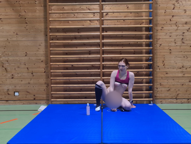 Download: FinaFoxy - Wahnsinn! Während der Sportstunde Dildo gefickt!