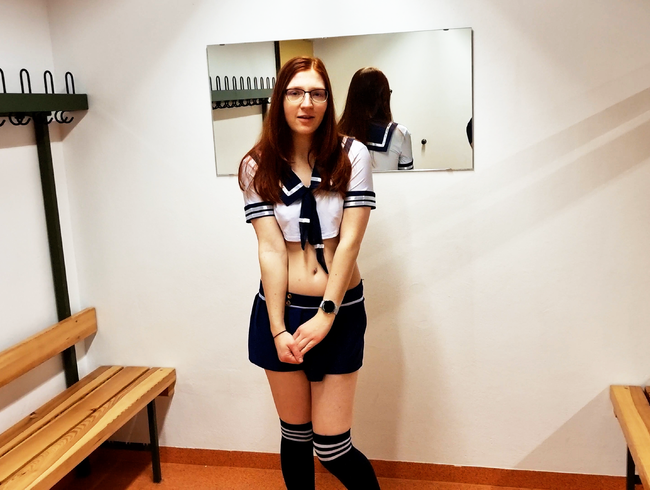 Download: FinaFoxy - Sport-Coach fickt mich dreist in der Umkleide!!!