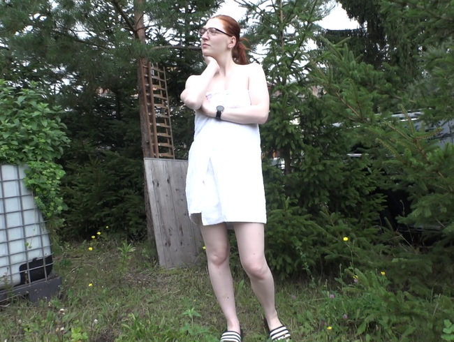 Download: FinaFoxy - Frech! Nach dem Saunagang einfach ins Gebüsch gemacht!!!