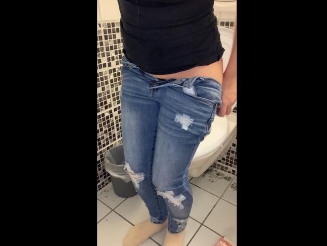 Download: FlickrGirl - Ich hab Pipi gemacht! - Teil 6 - „Blue Jeans Baby“