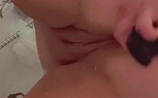 Download: Flottemucki - Feuchte fotze wird unter der Dusche mit der Haarbürste gefickt?