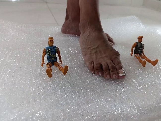 Download: FreyaDevil - WEICHER RIESENSCHRITT Y ASMR-BODENKLÄNGE MIT MEINEN GROSSEN SOHLEN