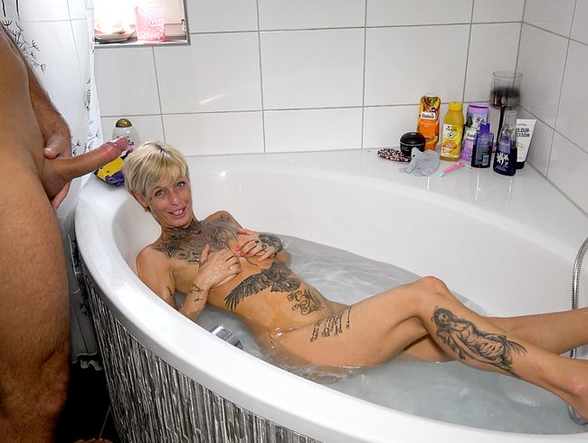 Download: FunFuckPaar - MILF Vicky (39) BADEZIMMER-FICK OHNE KONDOM