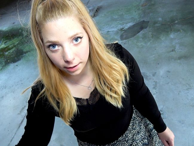 Download: FunFuckPaar - UNSCHULDIG? TEENY ALLEINE IM LOSTPLACE VON 2 MÄNNERN ABGEFICKT