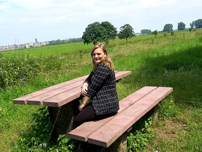 Download: FunFuckPaar - NAIV UND UNSCHULDIG POV-BLOWJOB OUTDOOR - Süße Lina muss Sperma schlucken