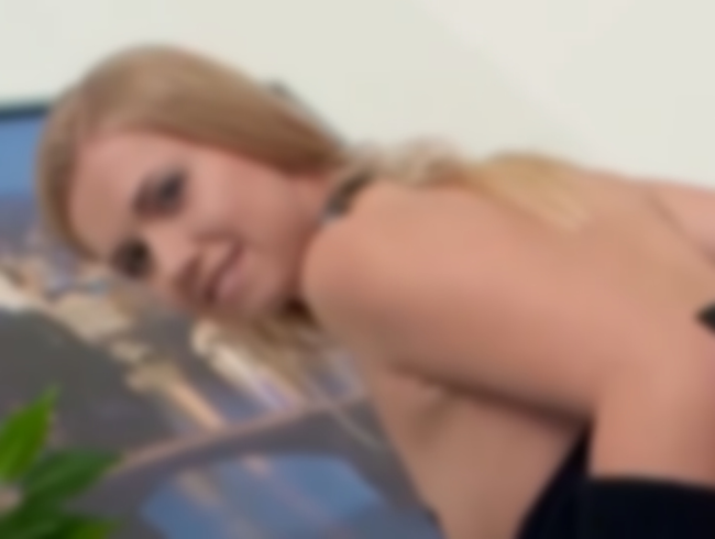 Download: Geile-Blondchen - Geiles Blondienchen mitten in der Arschfickorgie!!!