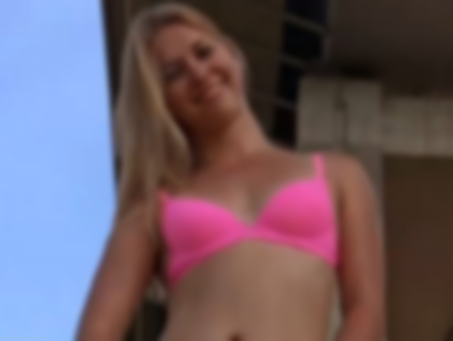 Download: Geile-Blondchen - Sexy Teeny Unterwäschemodel mit dem Finger im Po gefickt!!!