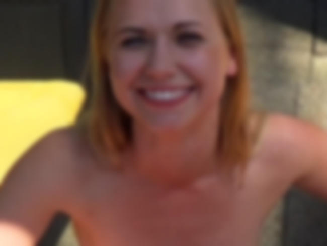 Download: Geile-Blondchen - Schwanzhungrige blonde Barkeeperin bekommt Pisse und zwei Schwänze serviert!