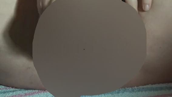 Download: Geile-hexe85 - Pissen auf dem Tisch mit dem dildo