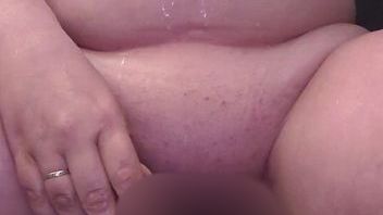 Download: Geile-hexe85 - Ich beim duschen mit meinem Dildo.