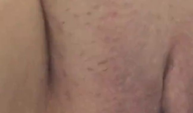 Download: GeileCelcha - Mein Nachbar kommt mit grossen Noppen-Dildo zu mir und verwöhnt meine Muschi damit