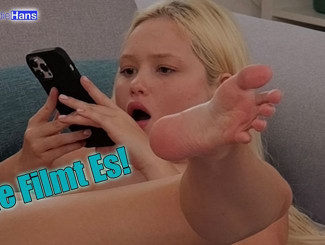 Download: Geiler-Oldie-Hans - HANDY-VIDEO: 19j Blondine filmt selbst, wie Opa ihre triefende Muschi ausschleckt.