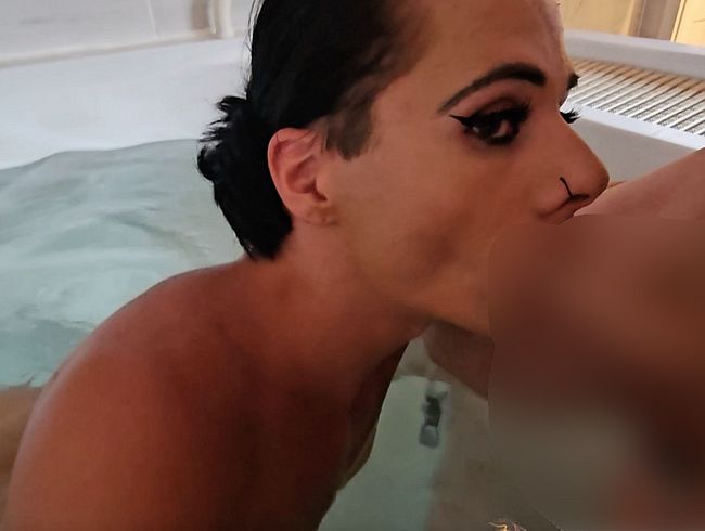 Download: GianinaTS - Spontaner privater Deepthroat im Whirlpool !! Brav geschluckt !! 100% uncut!