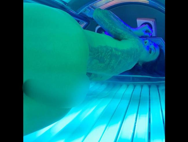 Download: Ginabae - VORSICHT ! EXTREM HEIß ! Stalk mich im Solarium ! AUSZIEHEN, FINGERN !