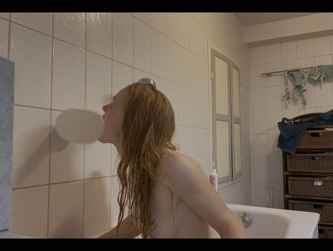 Download: Gingercat-Phine - Neuer lebensechter Dildo rettet mich beim Duschen!!!