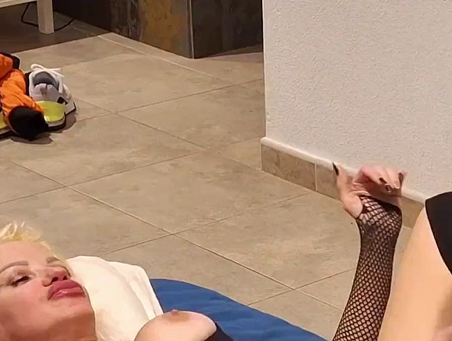 Download: Giovanni2389 - Euphoria, die Göttin, vögelt den Lieferanten und den wichsenden Nachbarn.