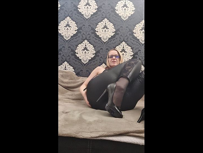 Download: Glory-Glasses - Lack Bitch in Leggings und Heels