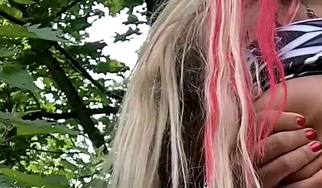 Download: Glory_Cat - Studentin muss dringend im Wald pissen