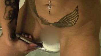 Download: Glory_Cat - Sie pisst auf den Dildo in der Badewanne