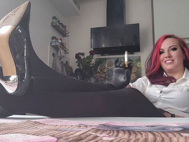 Download: Goddess_Violett - Sexy Lady mit Lederhandschuhen benutzt dich als Aschenbecher
