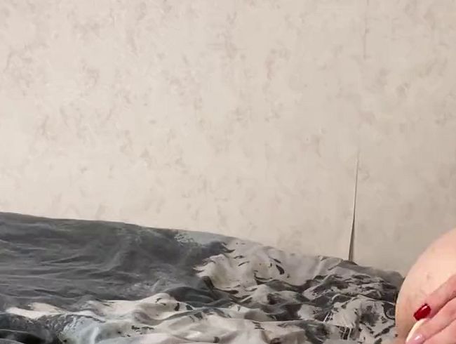 Download: GoldenTeen - Ein sexy Mädchen bringt sich durch Ficken ihrer engen Muschi zum Orgasmus.