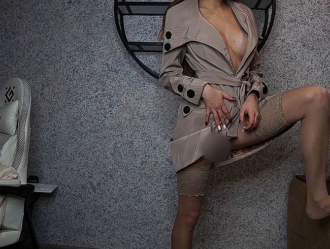 Download: GoldenTeen - Wildes Ficken einer engen und feuchten Muschi mit einer Sexmaschine