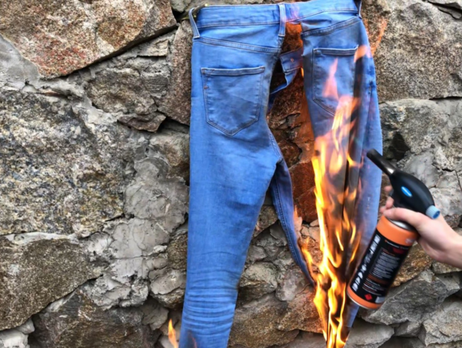 Download: GoldenTeen - Ein Typ fickt ein Mädchen, zerreißt ihre Jeans, macht Cunnilingus und spritzt in die Muschi