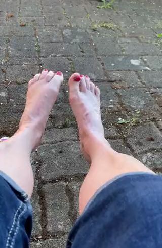 Download: Goldschatz59 - Nackte Füße am Maifeiertag