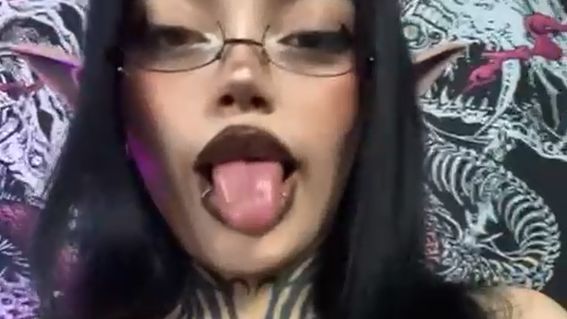 Download: GothGaby - Mein erstes Mal hier...Ich möchte, dass du meinen Körper ansiehst und mir deine Fantasien erzählst!