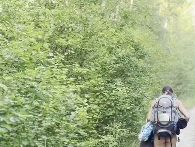 Download: Gym-Slave - Nackt am See: Nackt wandere ich zum See und genieße das kühle Wasser