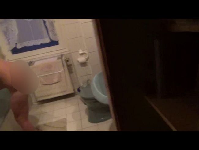 Download: HarzHure - Stieftochter bekommt eine Pissdusche in der Wanne !
