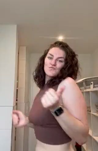 Download: Hasi_69 - Mein erstes Video. Spontaner sexy dance im Badezimmer.