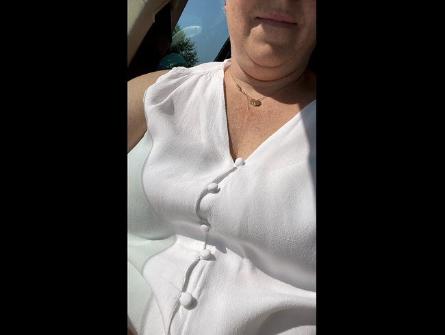 Download: Hausfrau1980 - Tampon Wechsel während der Fahrt im Auto