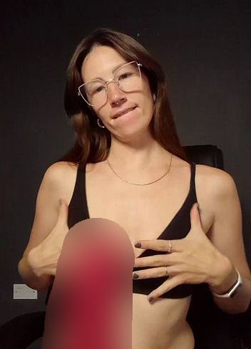 Download: HeisseLena92 - Dildo lutschen. Stell dir vor es ist dein Schwanz und genieße.