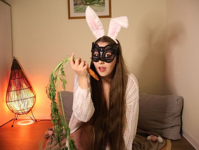 Download: HelenaBeaux - Oster-Special mit horny Häsin Helena - Eier gesucht - Möhre gefunden!