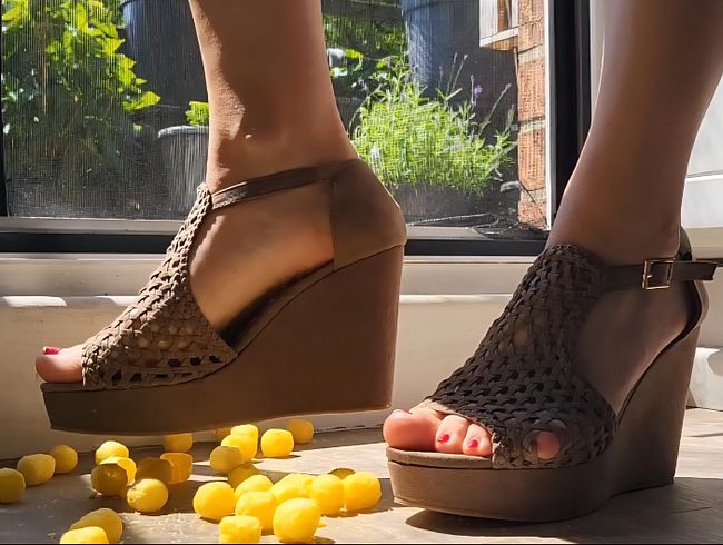 Download: Honey-Bitch - Käsebällchen zertreten