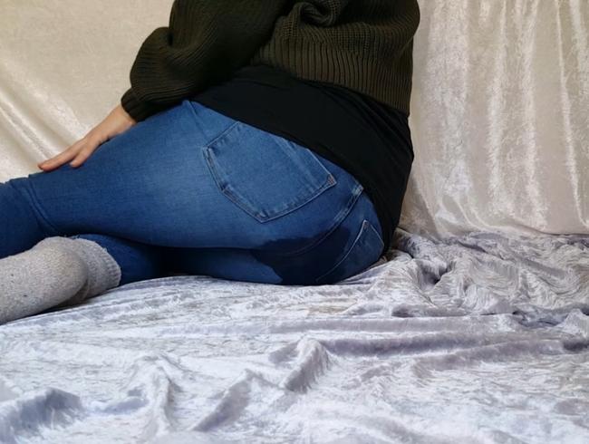 Download: Honey-Bitch - Endlich wieder Jeans-Pipi!