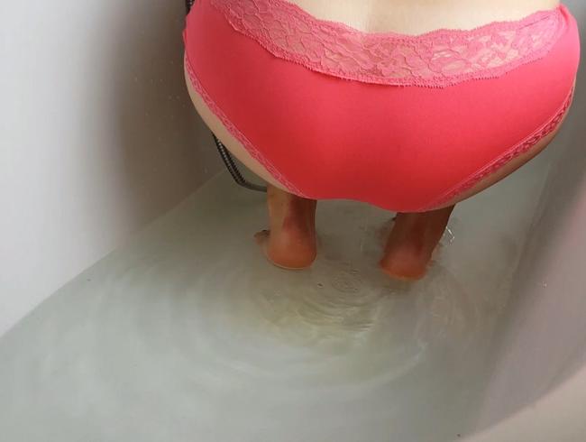 Download: Honey-Bitch - Mein erster Versuch in die Badewanne zu pinkeln